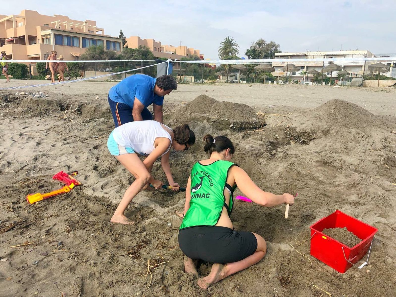 Miembros de Equinac y Serbal buscan un nido de tortuga boba en Vera.