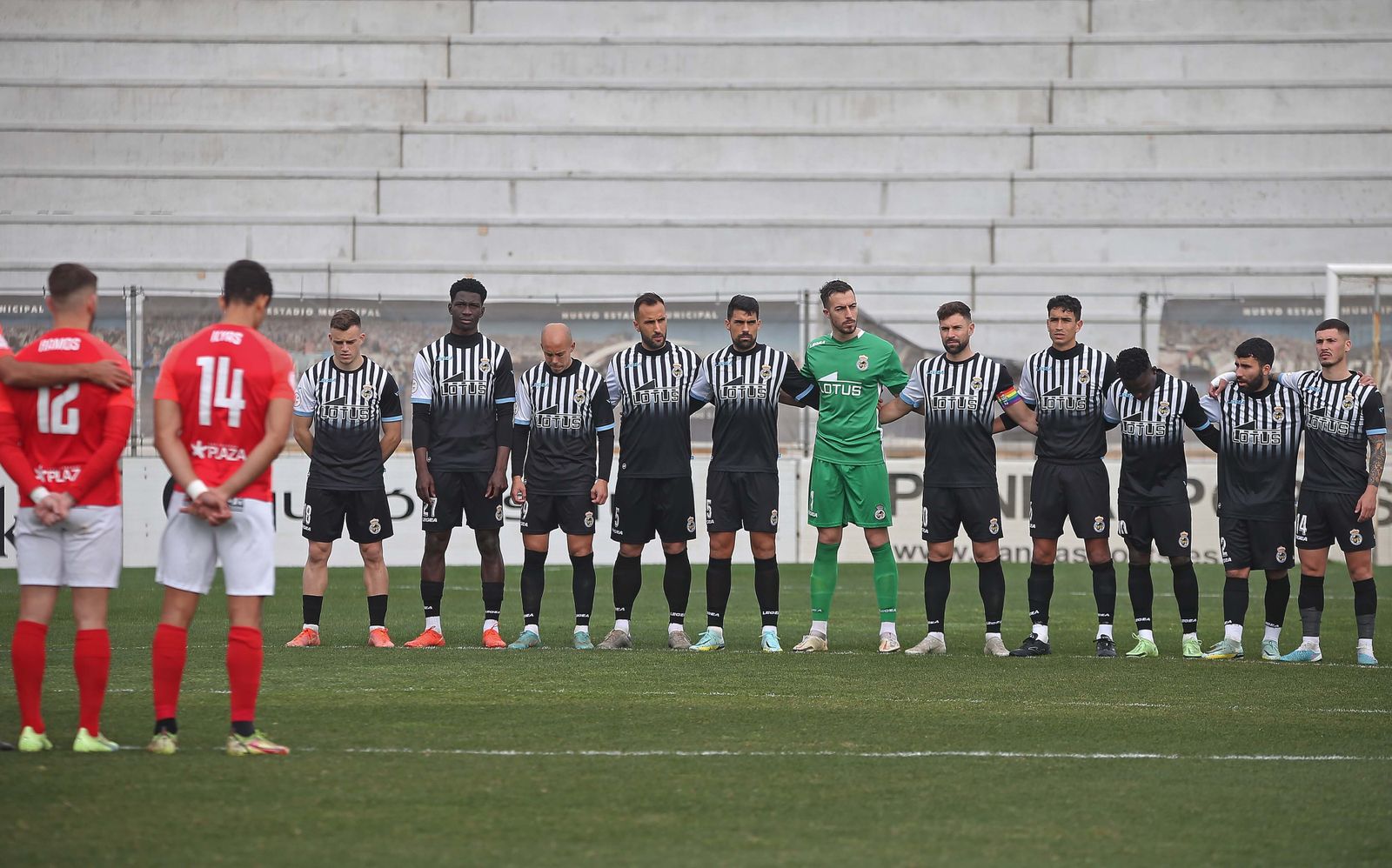 Los jugadores de la Balona guardan un minuto de silencio antes del duelo con el San Fernando
