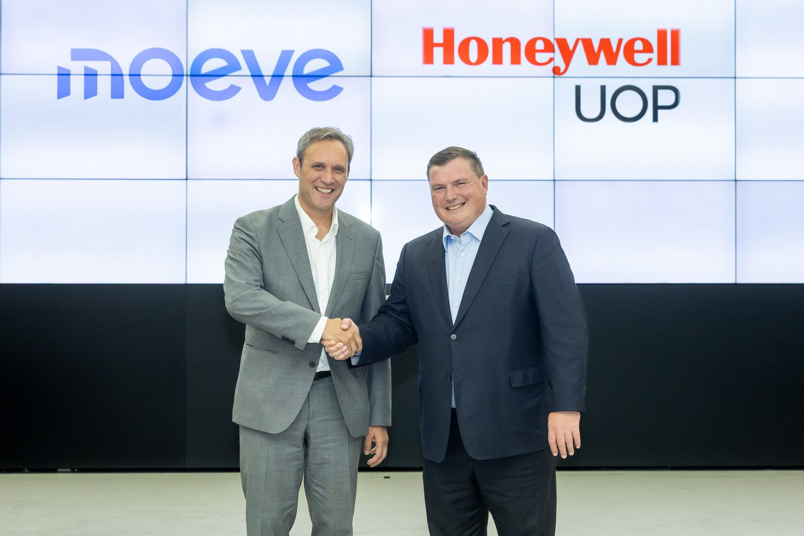 Jose María Solana, CEO de Moeve Chemicals, y Ken West, presidente y CEO de Honeywell Energy & Sustainability Solutions