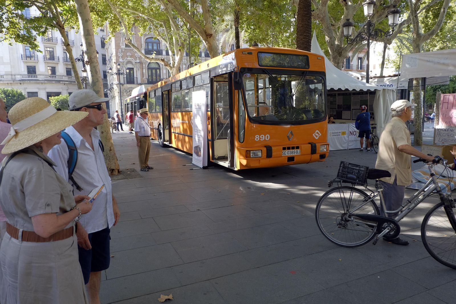 Un autobús naranja, ya pura arqueología, el domingo en la Plaza Nueva.