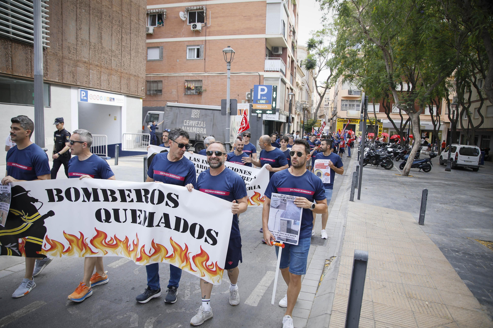 Manifestación de los bomberos quemados de Almería, en imágenes