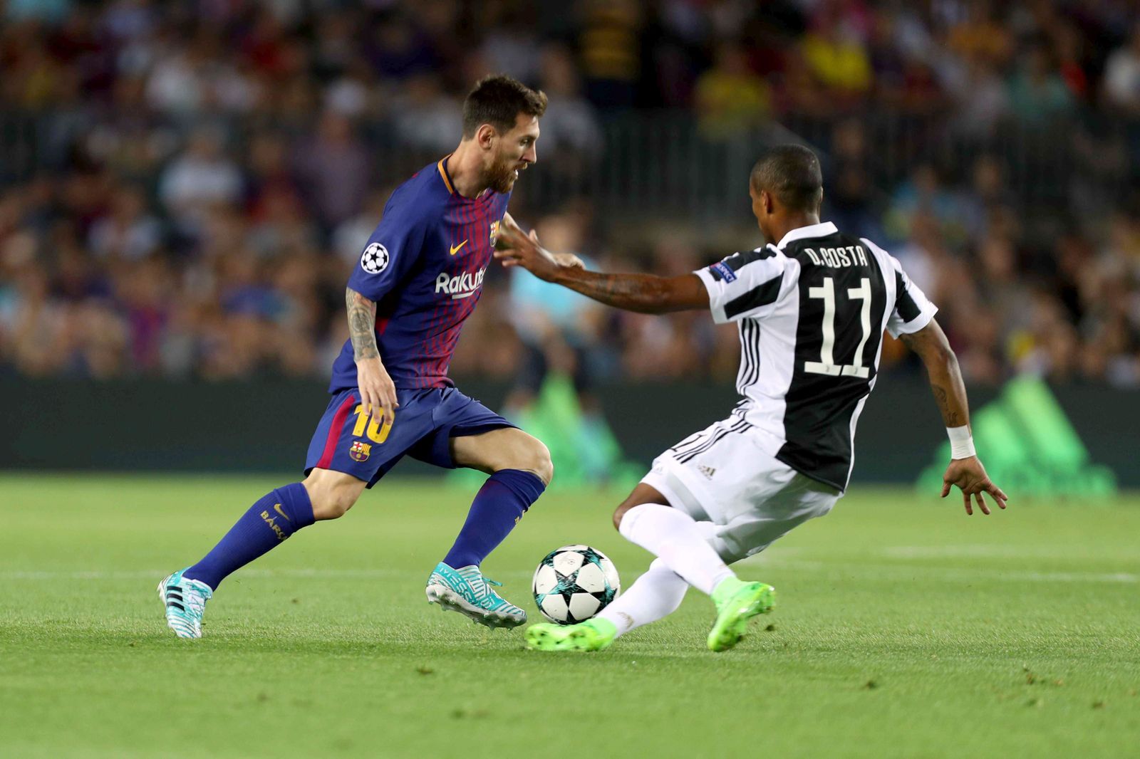 El azulgrana Messi regatea al brasileño de la Juventus Douglas Costa.