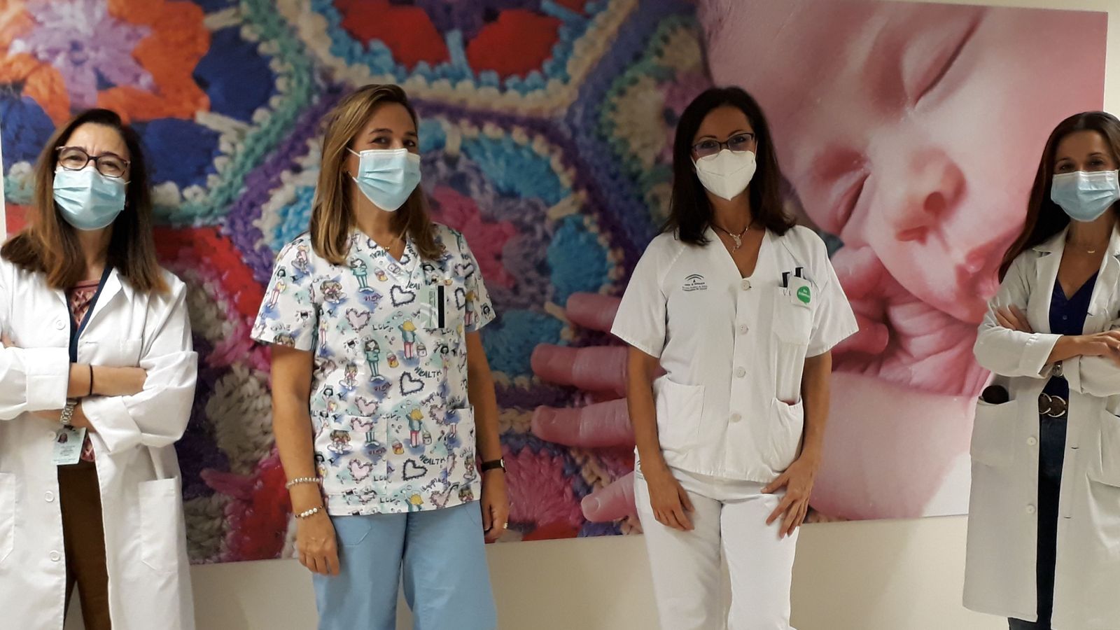 De izquierda a derecha,  la jefa del servicio de Ginecología/Obstetricia, Rosa Ostos, la supervisora de enfermería del servicio, Amelia Gallego, una de la enfermeras de la planta de Maternidad encargada de realizar este cribado, Charo Porrero, y la jefa de Pediatría, Eva Torres.