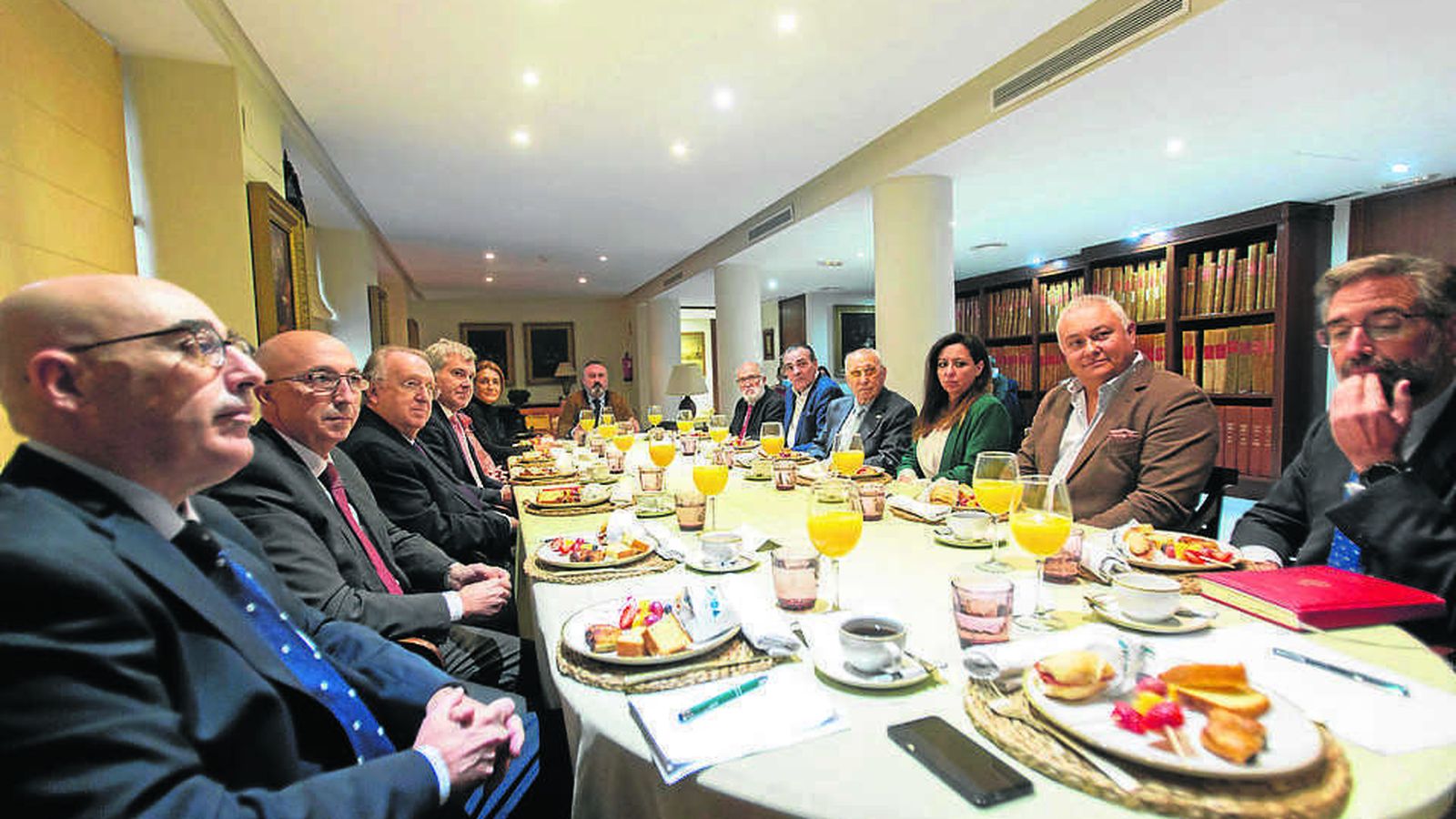 Toda la mesa de representantes de colegios profesionales en el desayuno informativo