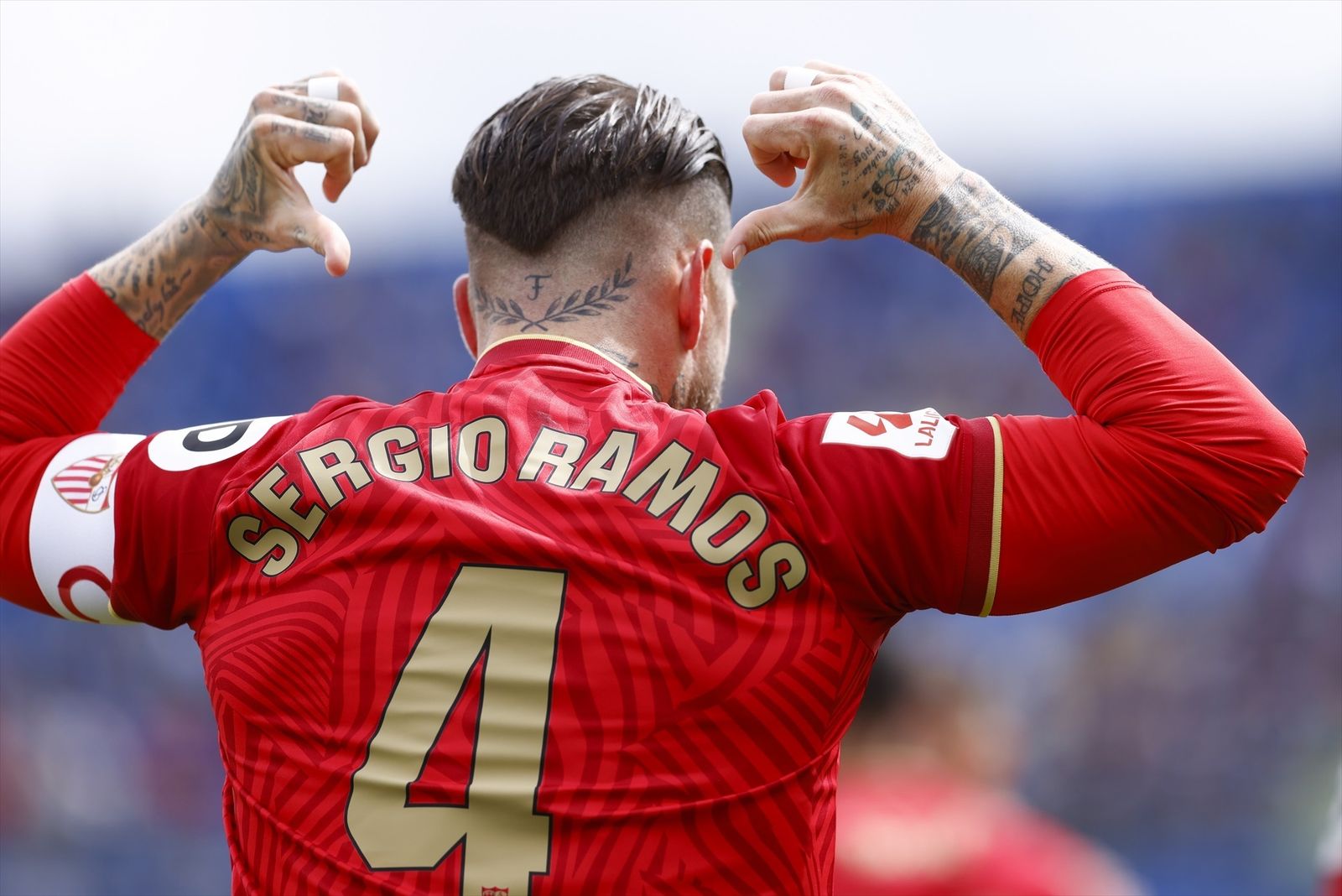 Sergio Ramos señala su nombre en la camiseta tras marcar el gol del triunfo sevillista.