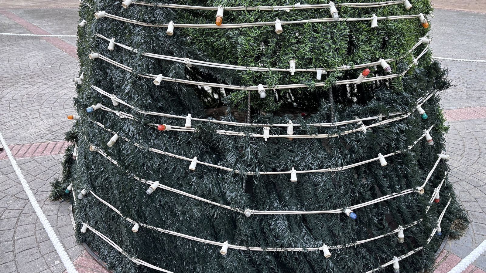 El árbol de Navidad del Parque de la Escalerilla al que le han robado algunas luces