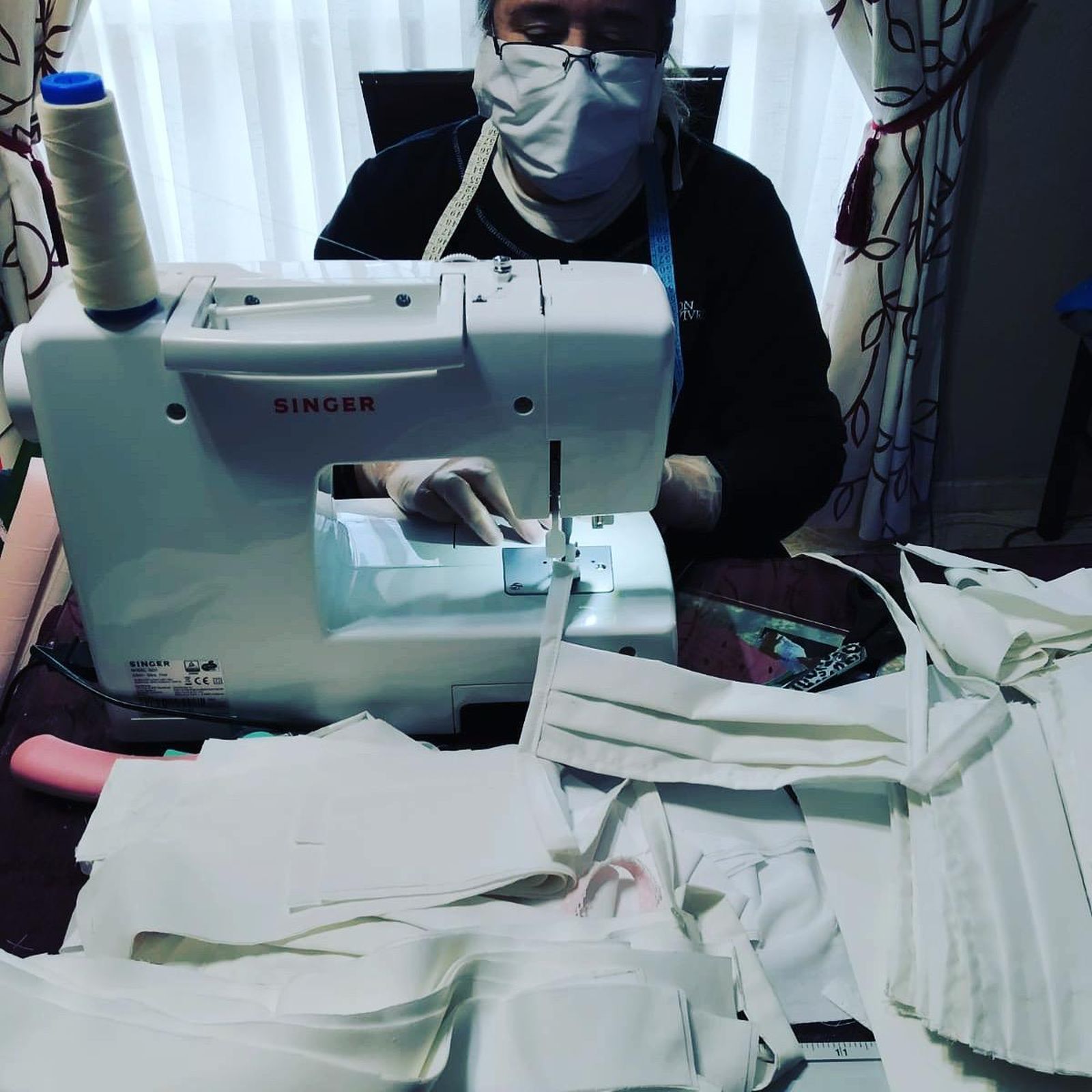 Una de las costureras confeccionando mascarillas.