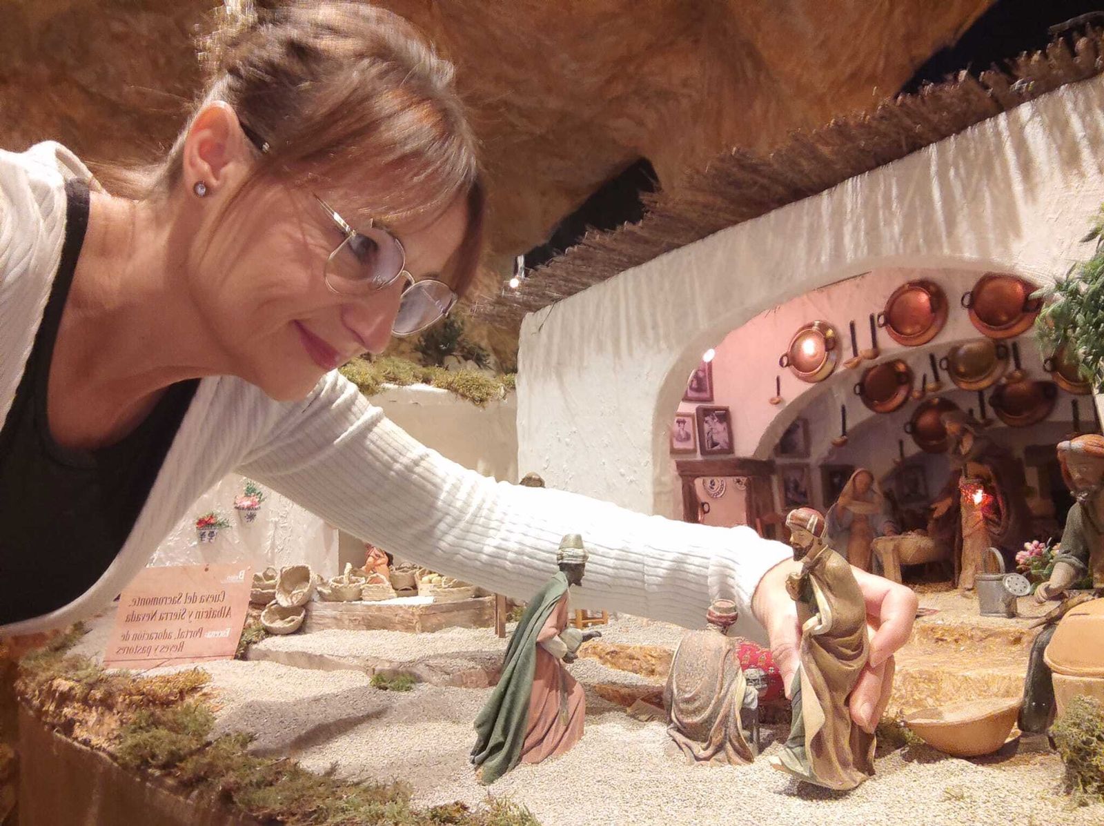 Mayka Gómez coloca una de las 500 figuras de este impresionante nacimiento.