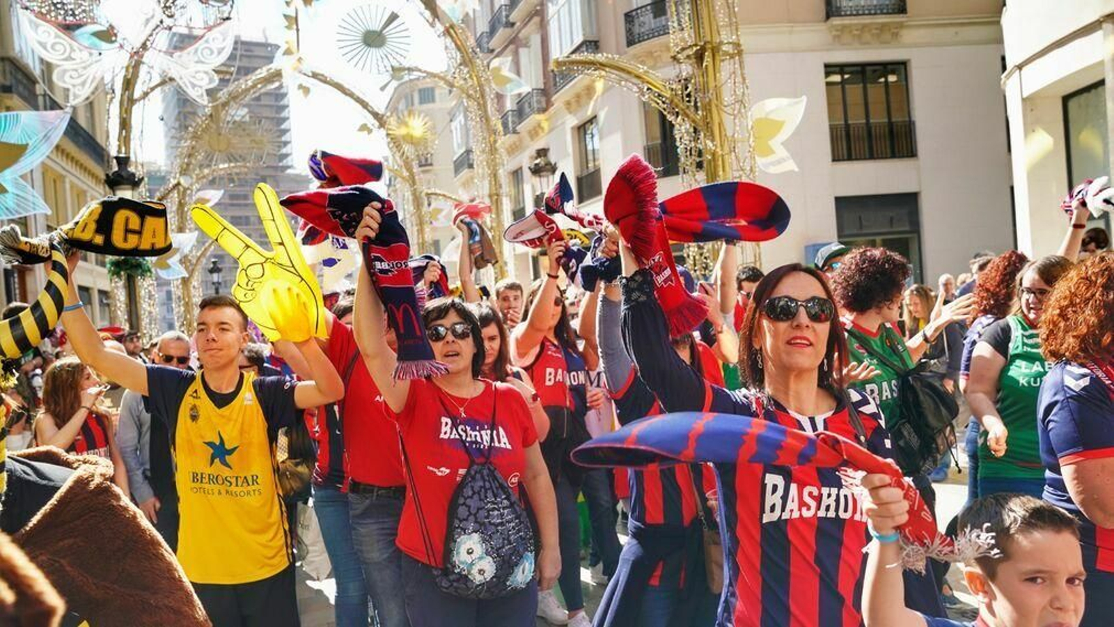 Málaga y su Copa fraternizan a las aficiones rivales