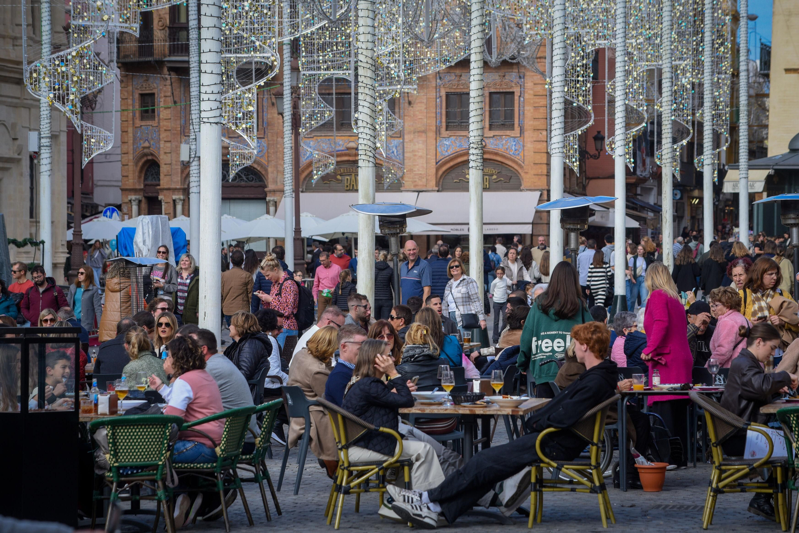 La Plaza de San Francisco a tope de público este puente festivo de la Inmaculada.