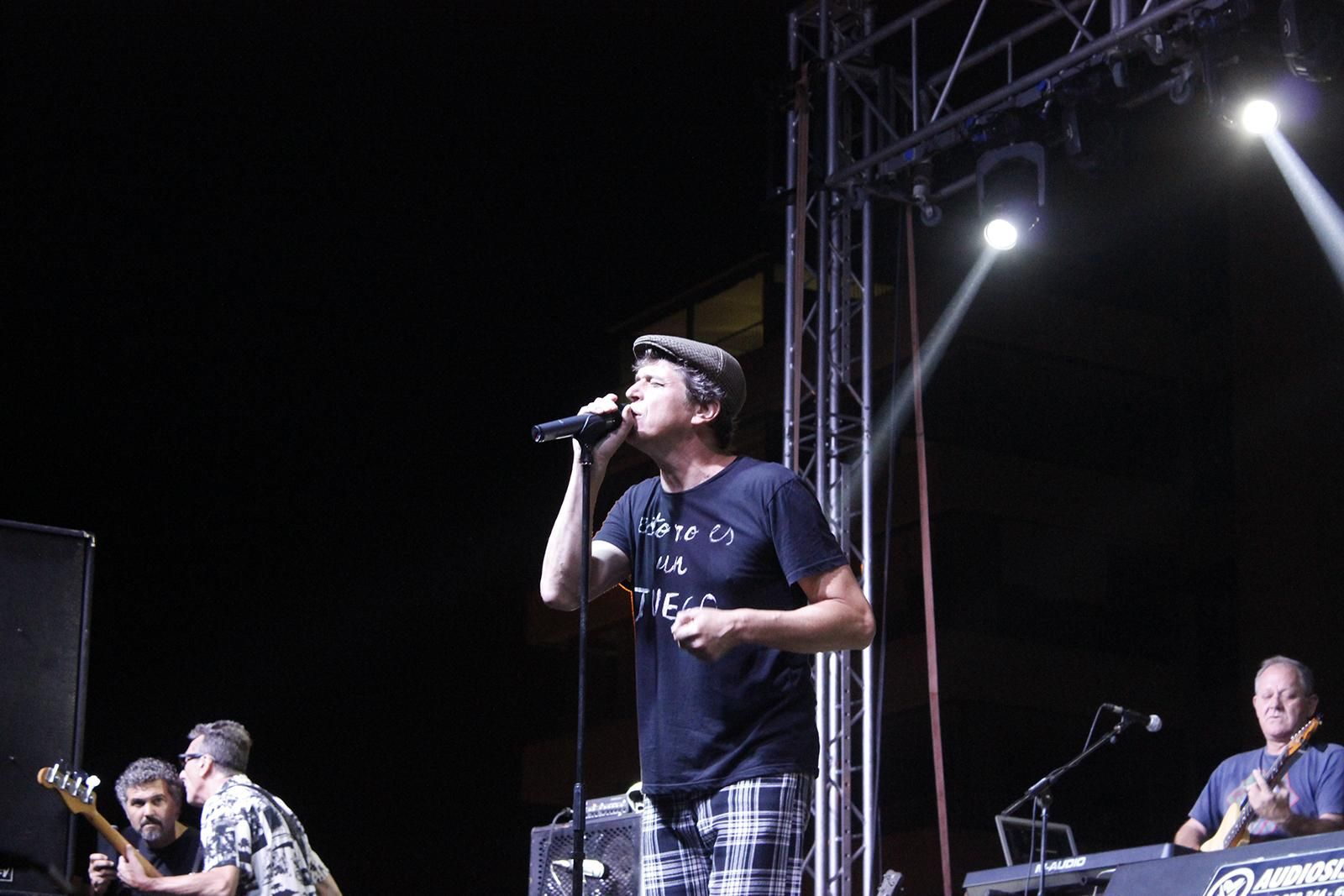 Javier Ojeda, líder de Danza Invisible, recordó sus grandes canciones en Roquetas de Mar. Javier Ojeda, líder de Danza Invisible, recordó sus grandes canciones en Roquetas de Mar.