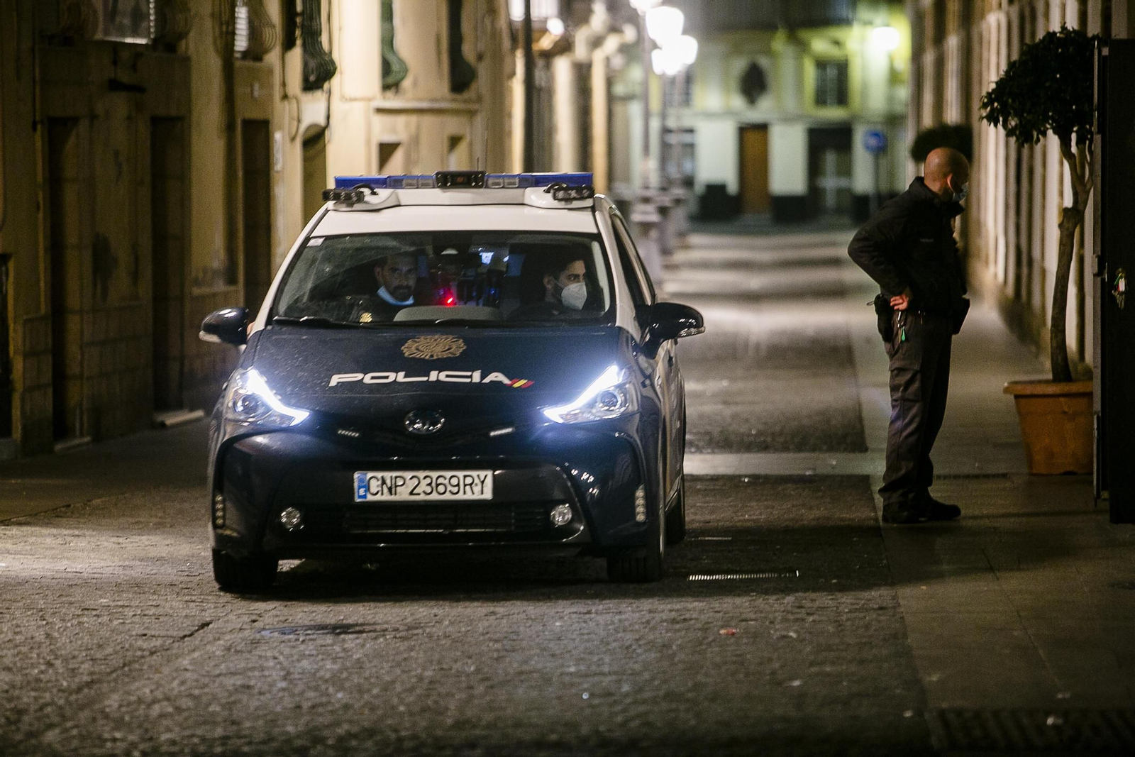 Un coche patrulla en su recorrido por la capital gaditana durante el toque de queda.