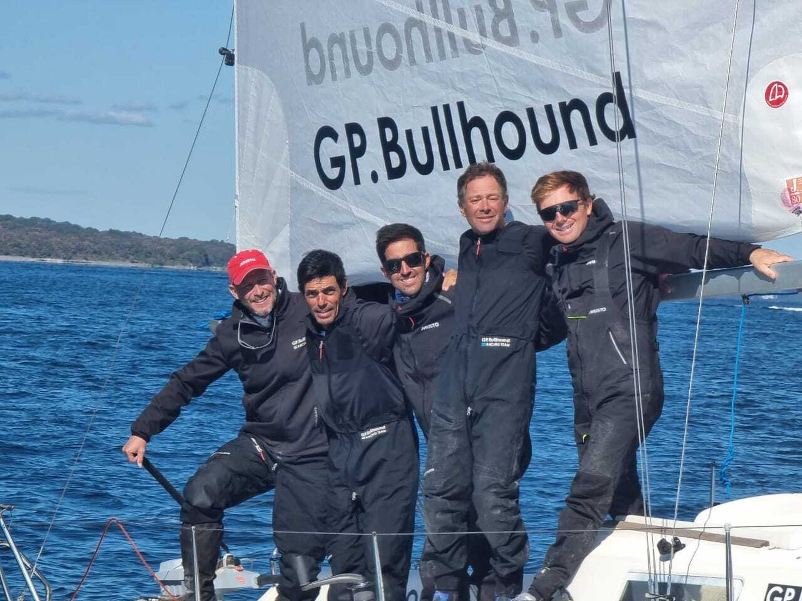 Los tripulantes del GPBullhound, subcampeón mundial de J80.