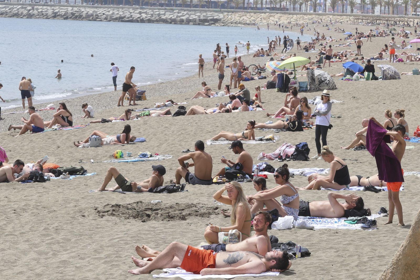 Lleno en una de las playas de Málaga esta Semana Santa