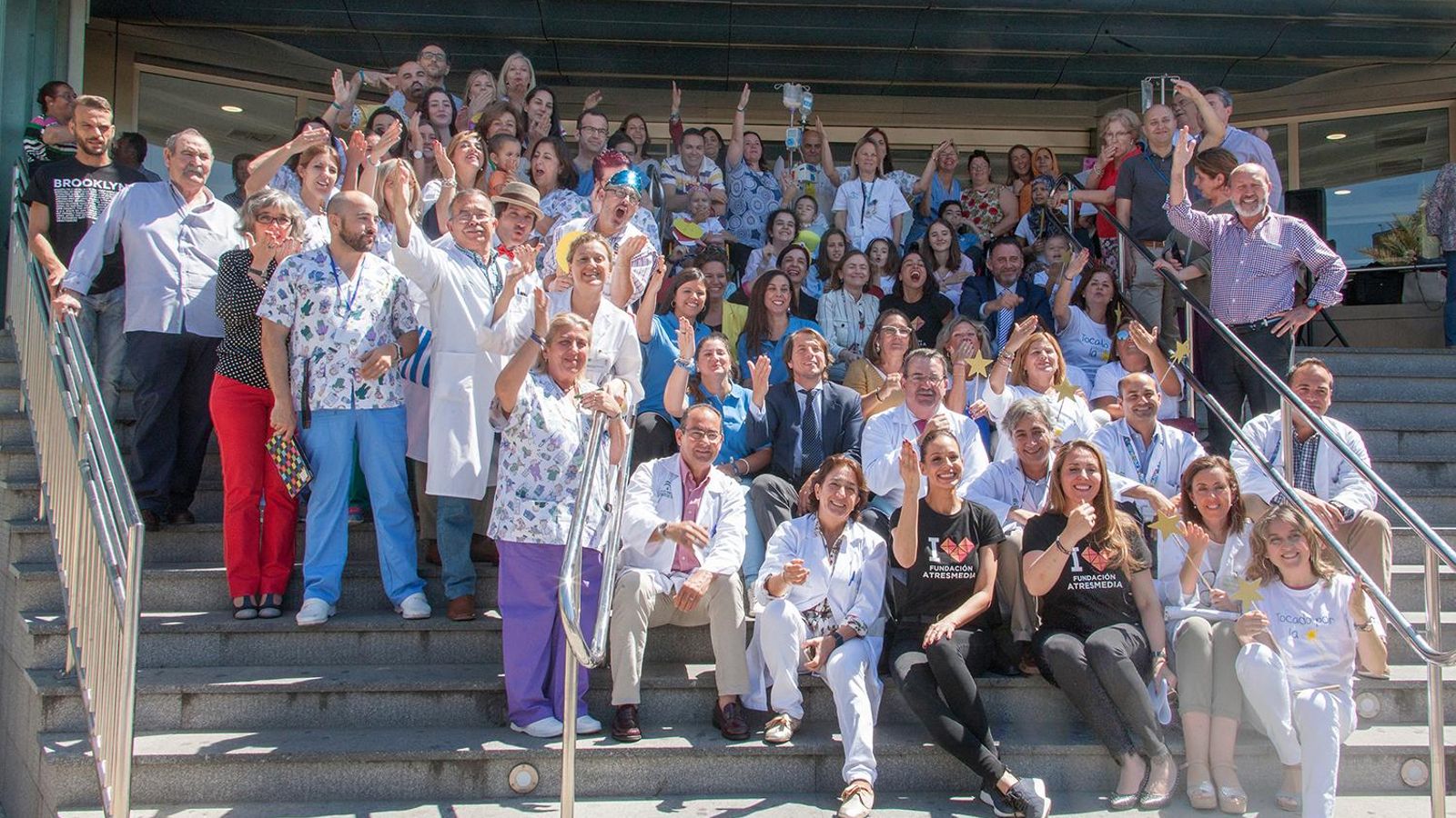 Eva González rodeada de todos los participantes en la iniciativa.