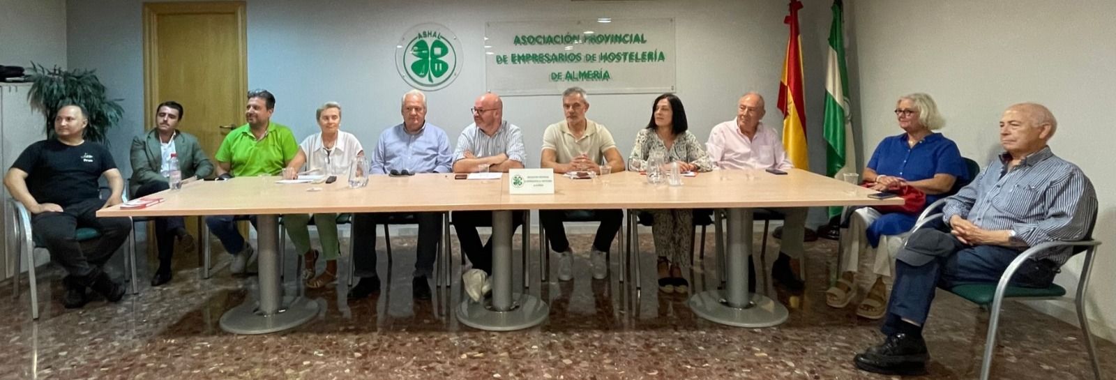 Representantes de Ashal, Almería Centro y la Asociación del Casco Histórico, en rueda de prensa