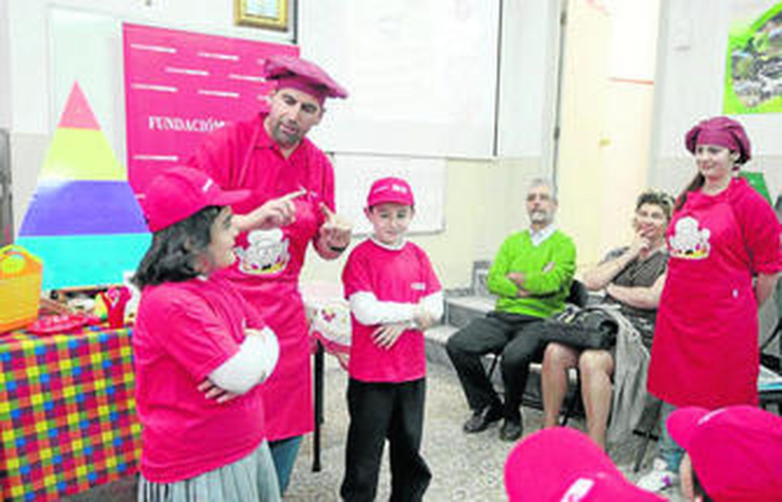 Ana y Juan participaron con los cocineros que enseñaron a vivir saludable.