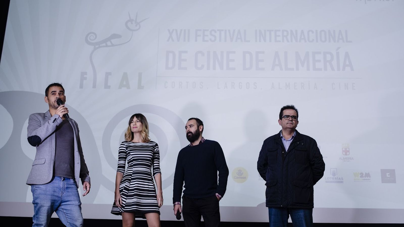 El director y la protagonista de 'Marisa en los bosques'.