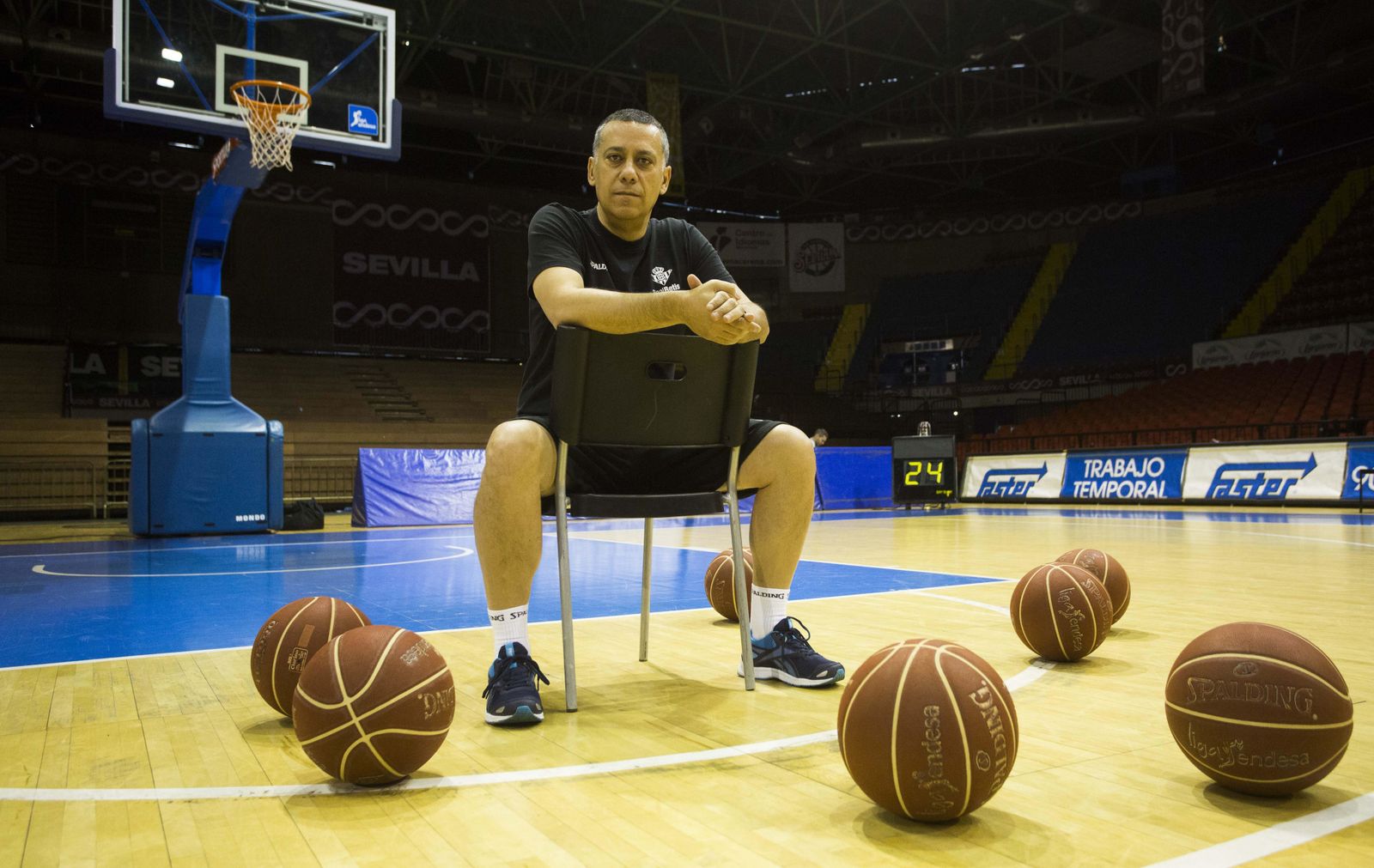 Alejandro Martínez posa en el pabellón San Pablo.