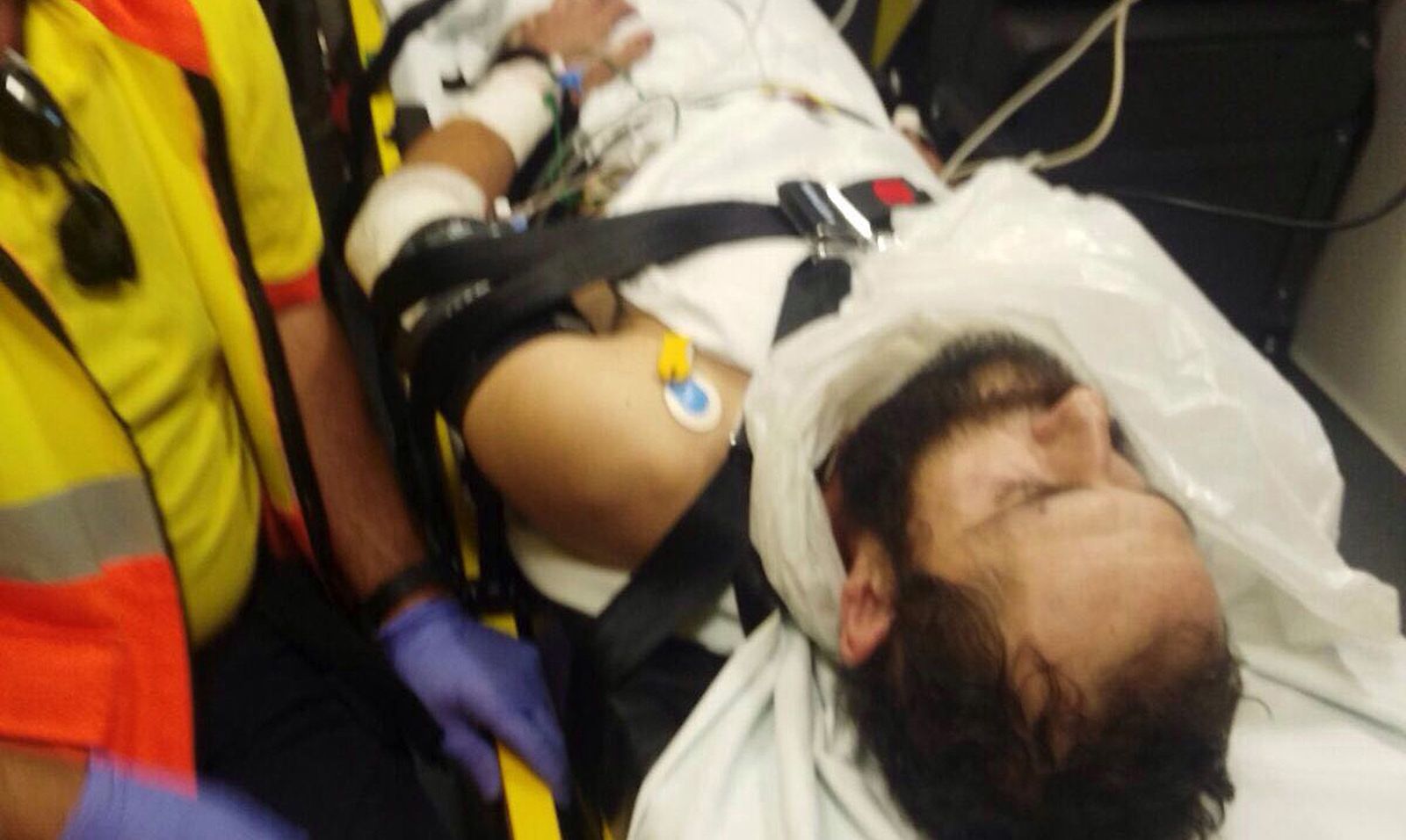 El pistolero de Gavà, trasladado por la ambulancia tras resultar herido.