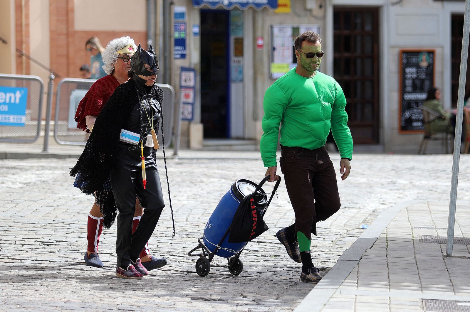 Imágenes del ambiente en la mañana de carnaval en Huelva