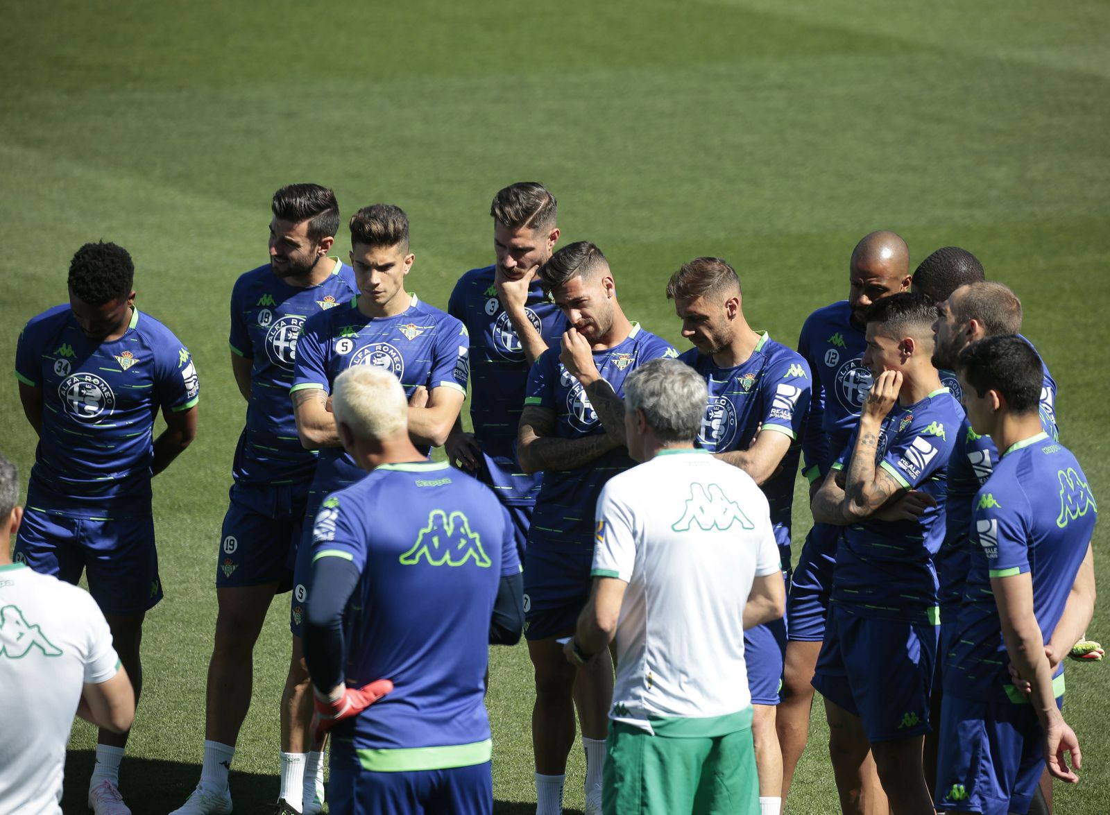 Rostros serios de los jugadores del Betis durante la charla de Quique Setién.