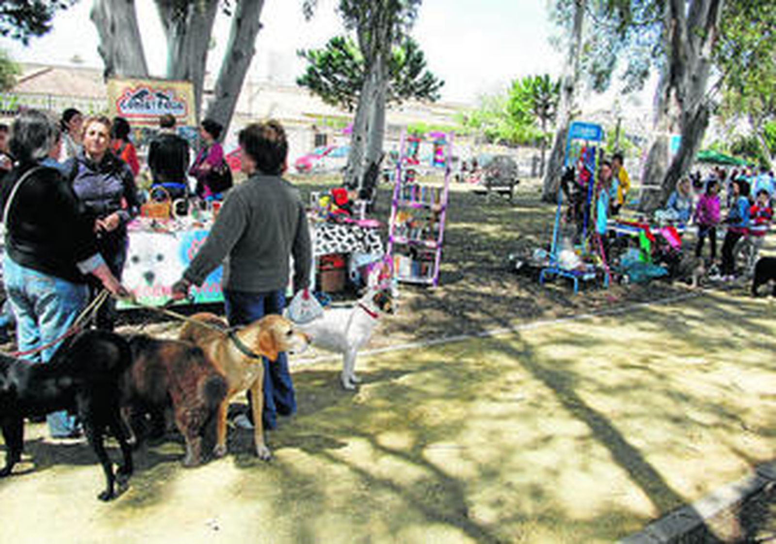 Varios de los puestos que se instalaron con motivo de la inauguración del parque.