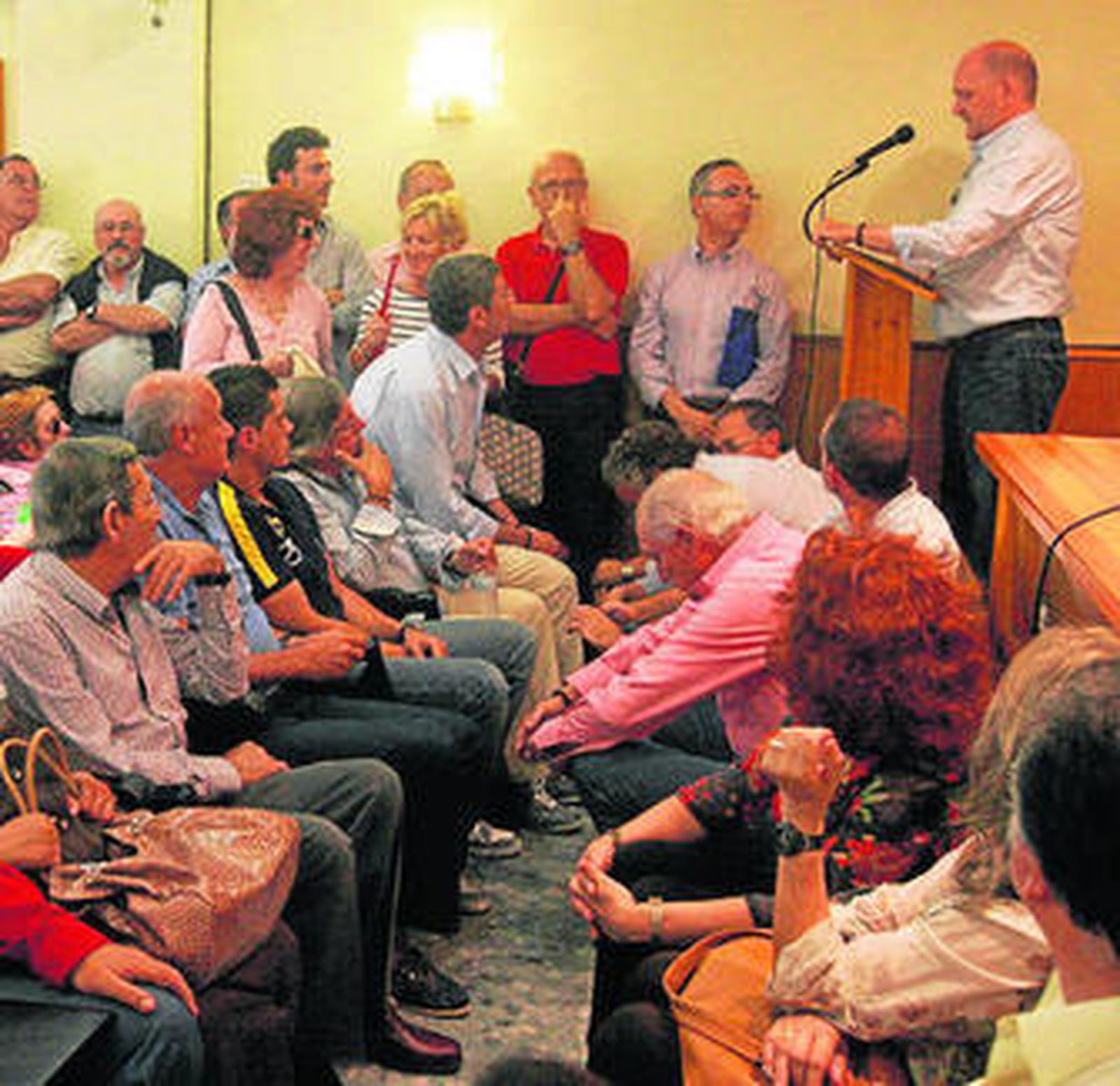 Imagen de la asamblea celebrada ayer en la sede del PSOE.