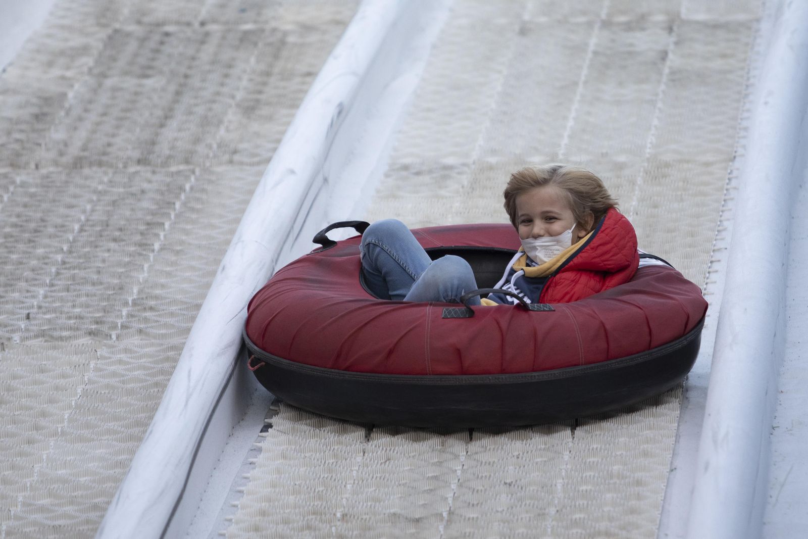 Multitud de visitantes y ambiente navideño en Granada durante el puente, en imágenes