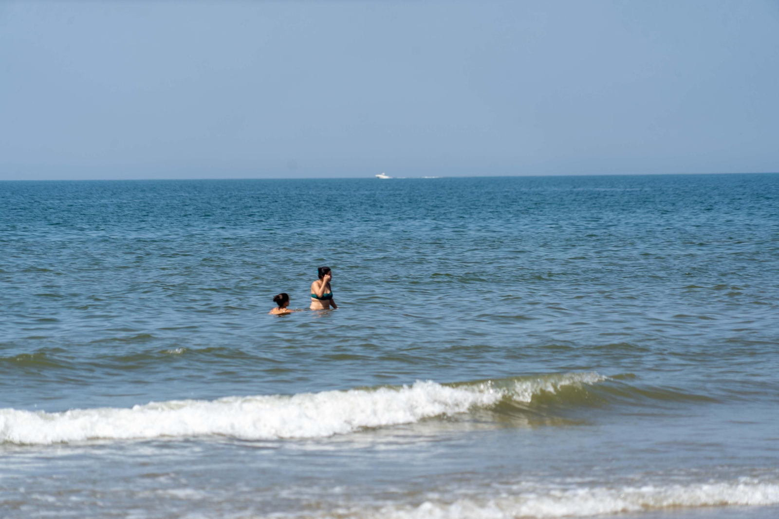 Una mañana de domingo en El Espigón, la playa de Huelva capital.