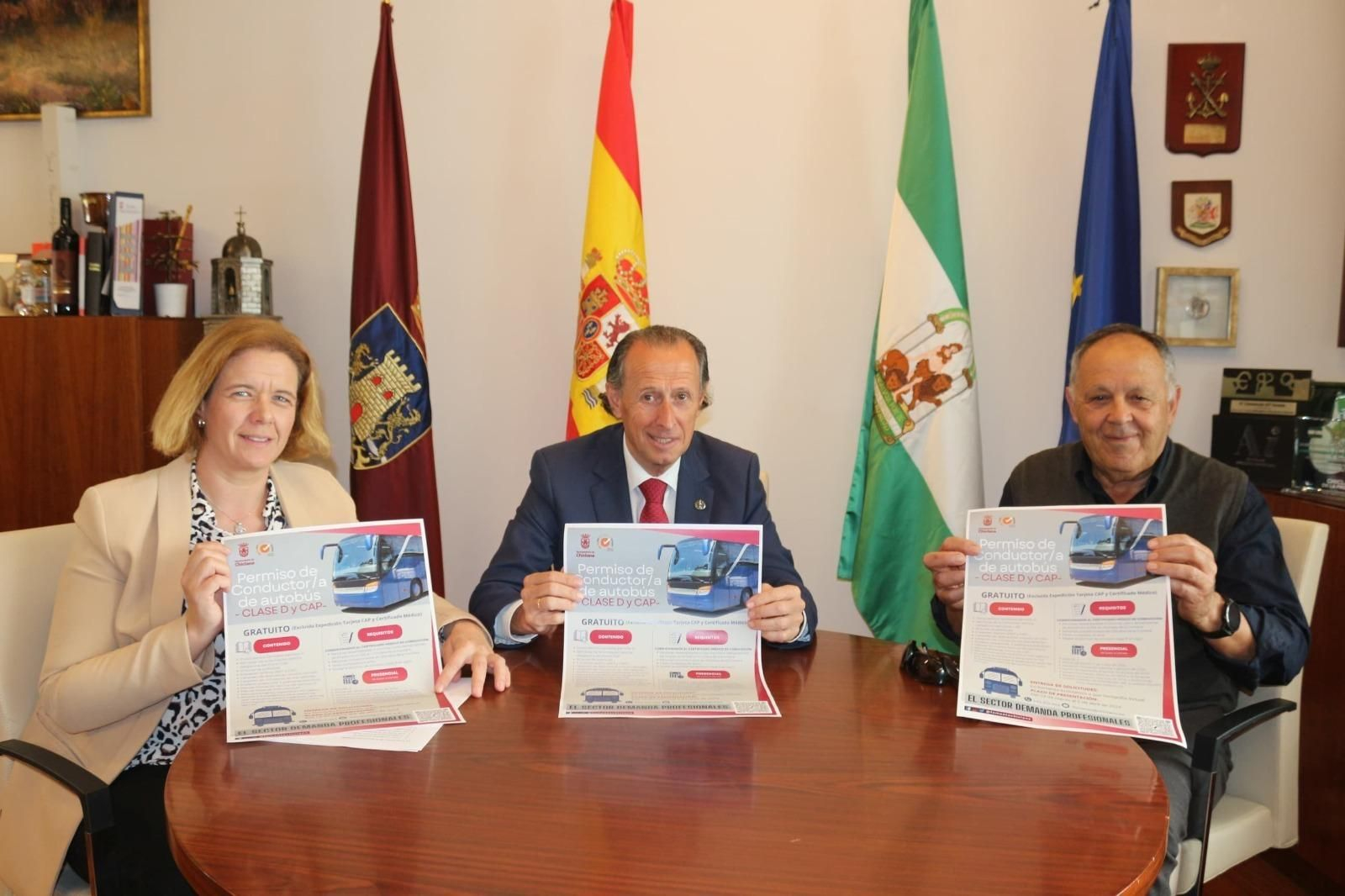 José María Román, Manuela Pérez y  Miguel Blanco presentando el curso formativo para obtener el permiso para conducir autobuses