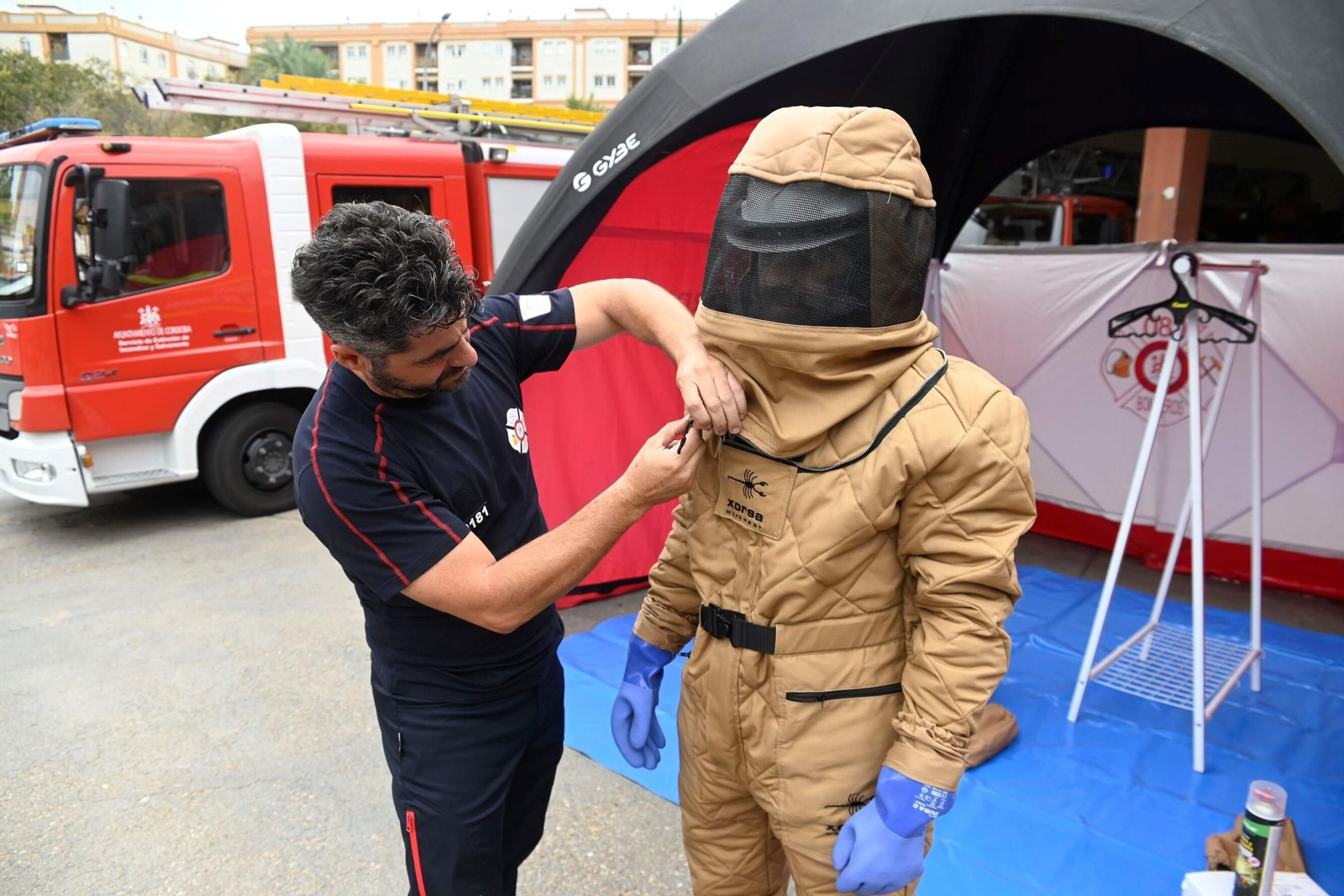 Los bomberos de Córdoba estrenan sus trajes contra el avispón oriental, en imágenes
