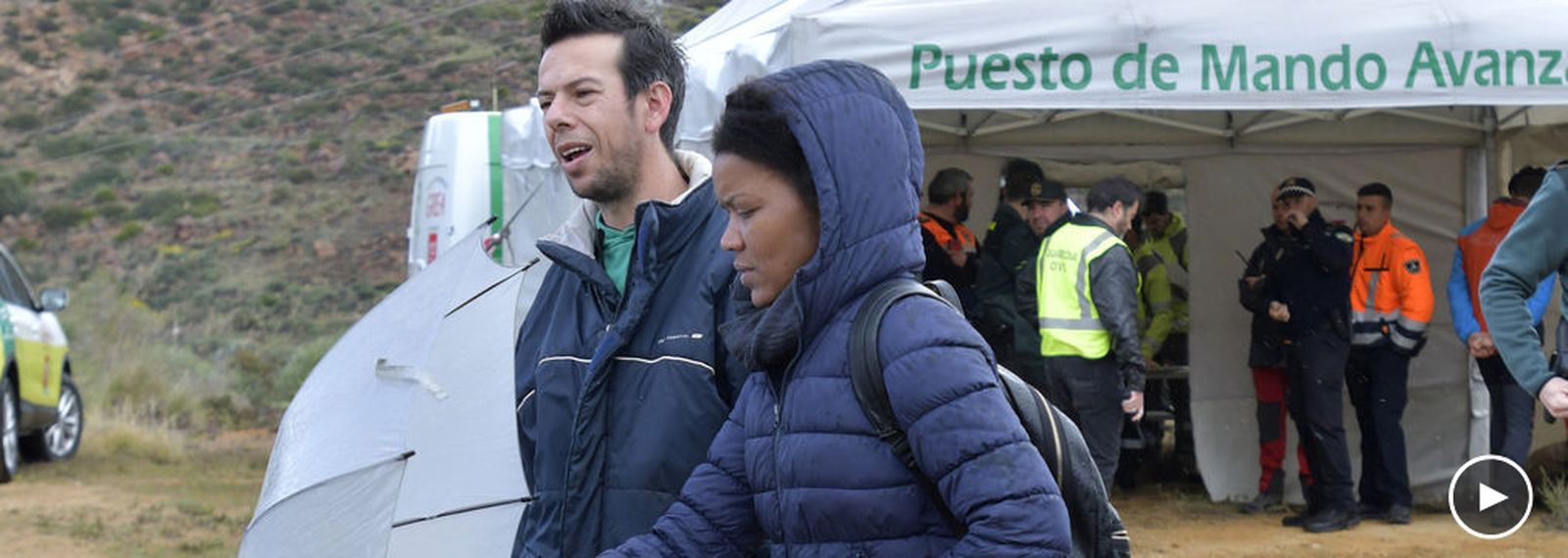 Ana Julia, junto a Ángel, durante el operativo de búsqueda.