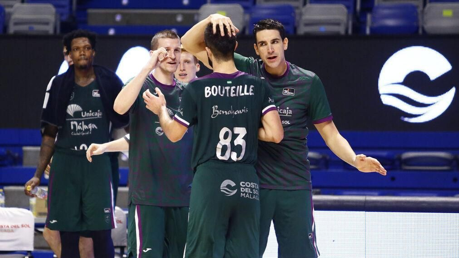 Los jugadores del Unicaja celebran una canasta en el partido contra el Obradoiro.