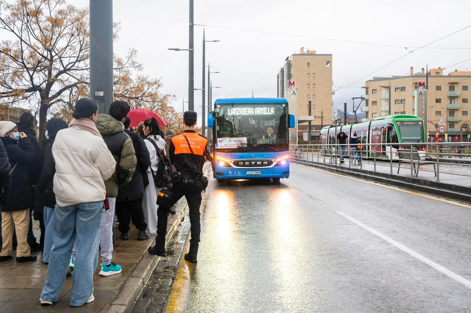 El servicio de lanzadera llega a la parada del Metro del PTS este martes.