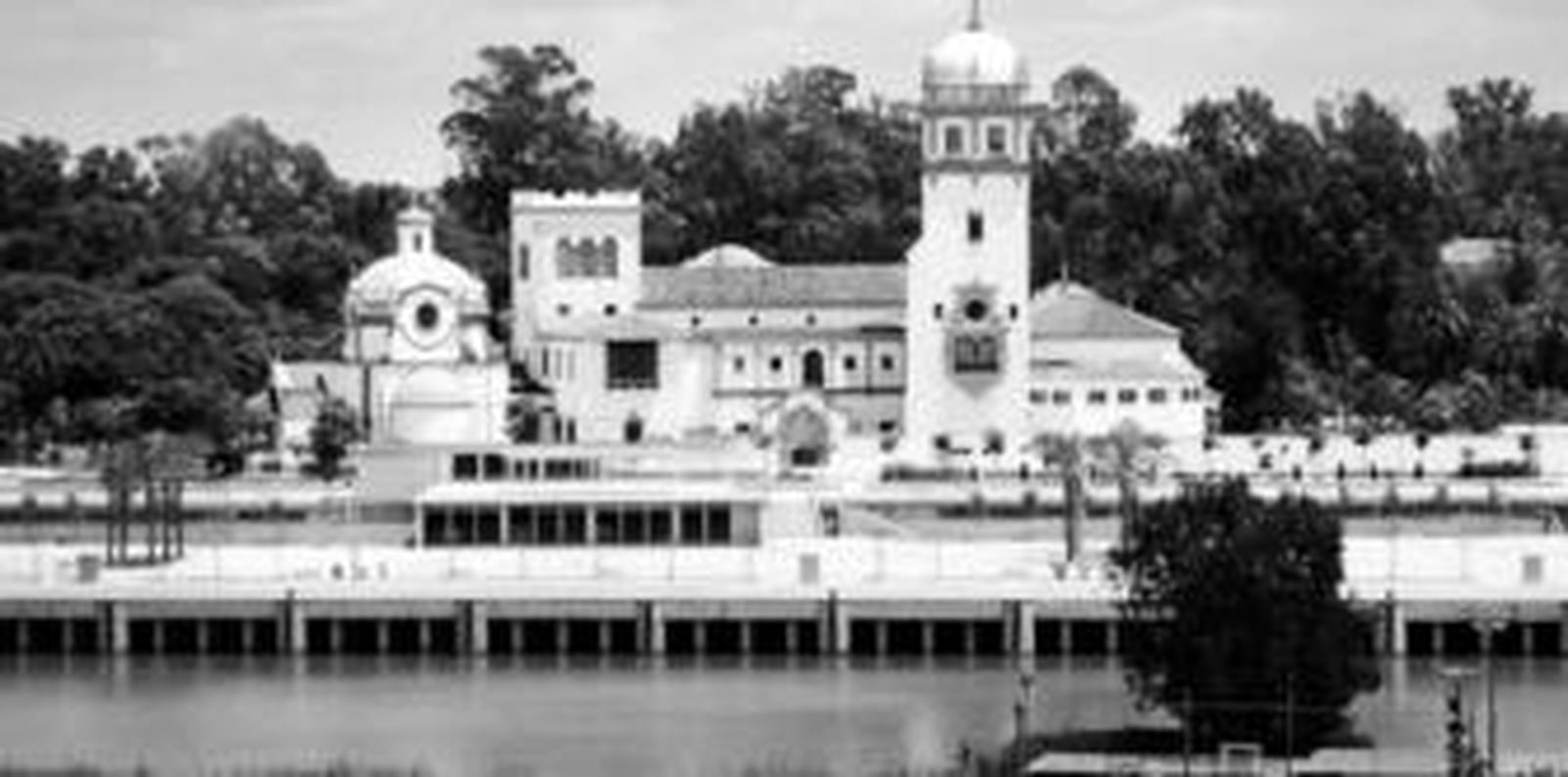 Panorámica del pabellón de República Argentina de 1929, conocido como el antiguo Instituto Murillo, visto desde la orilla de Los Remedios.