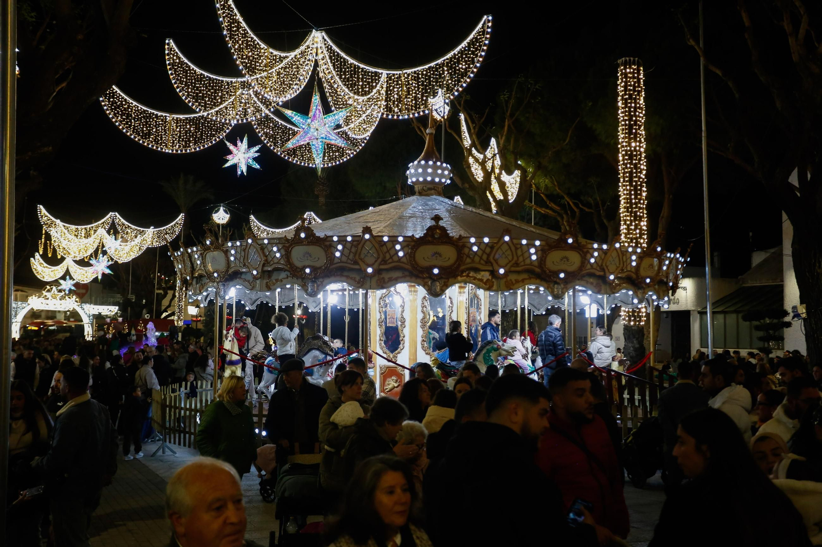 Las fotografías del encendido del alumbrado de Navidad en San Roque