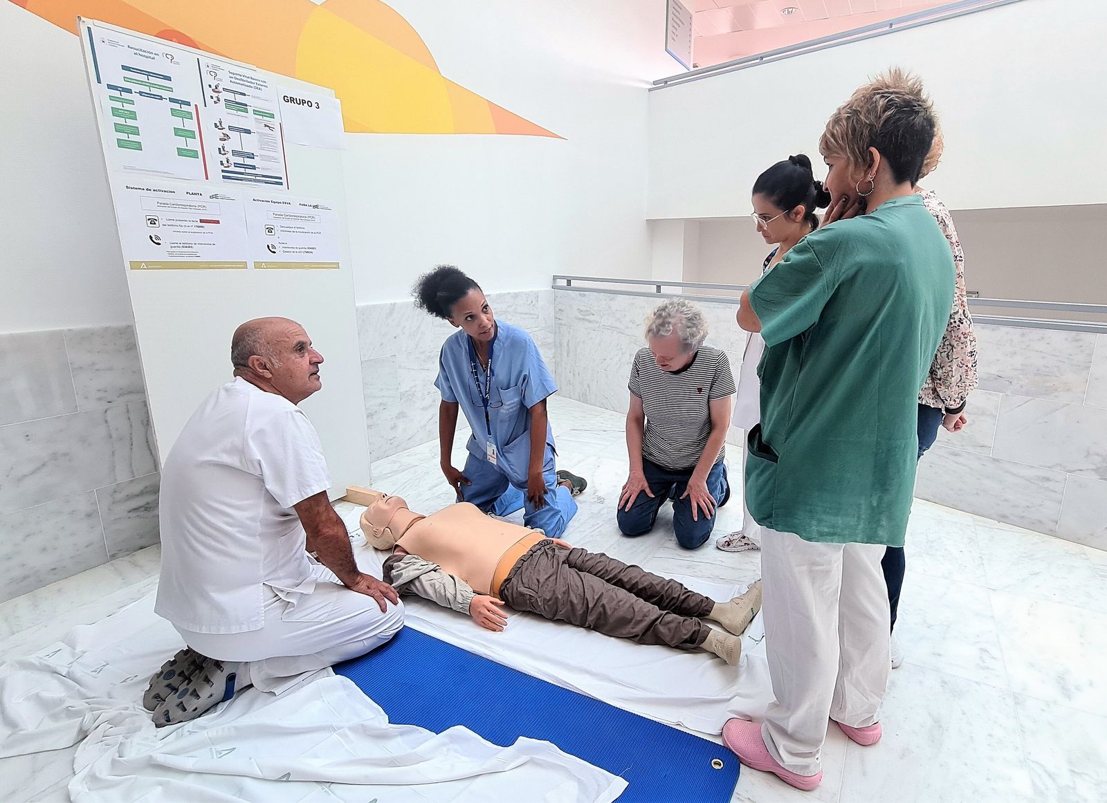 Una técnica que puede salvar la vida: El Clínico San Cecilio realiza talleres de reanimación cardiopulmonar para saber actuar en situaciones de urgencia vital