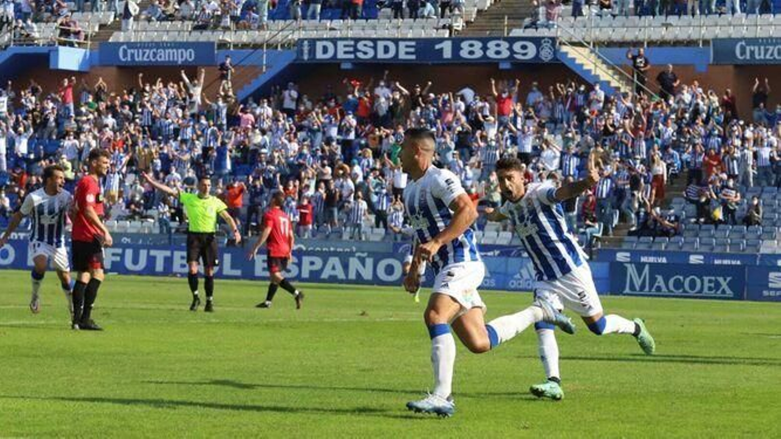 Chendo celebra uno de los goles que ha marcado con el Recreativo.
