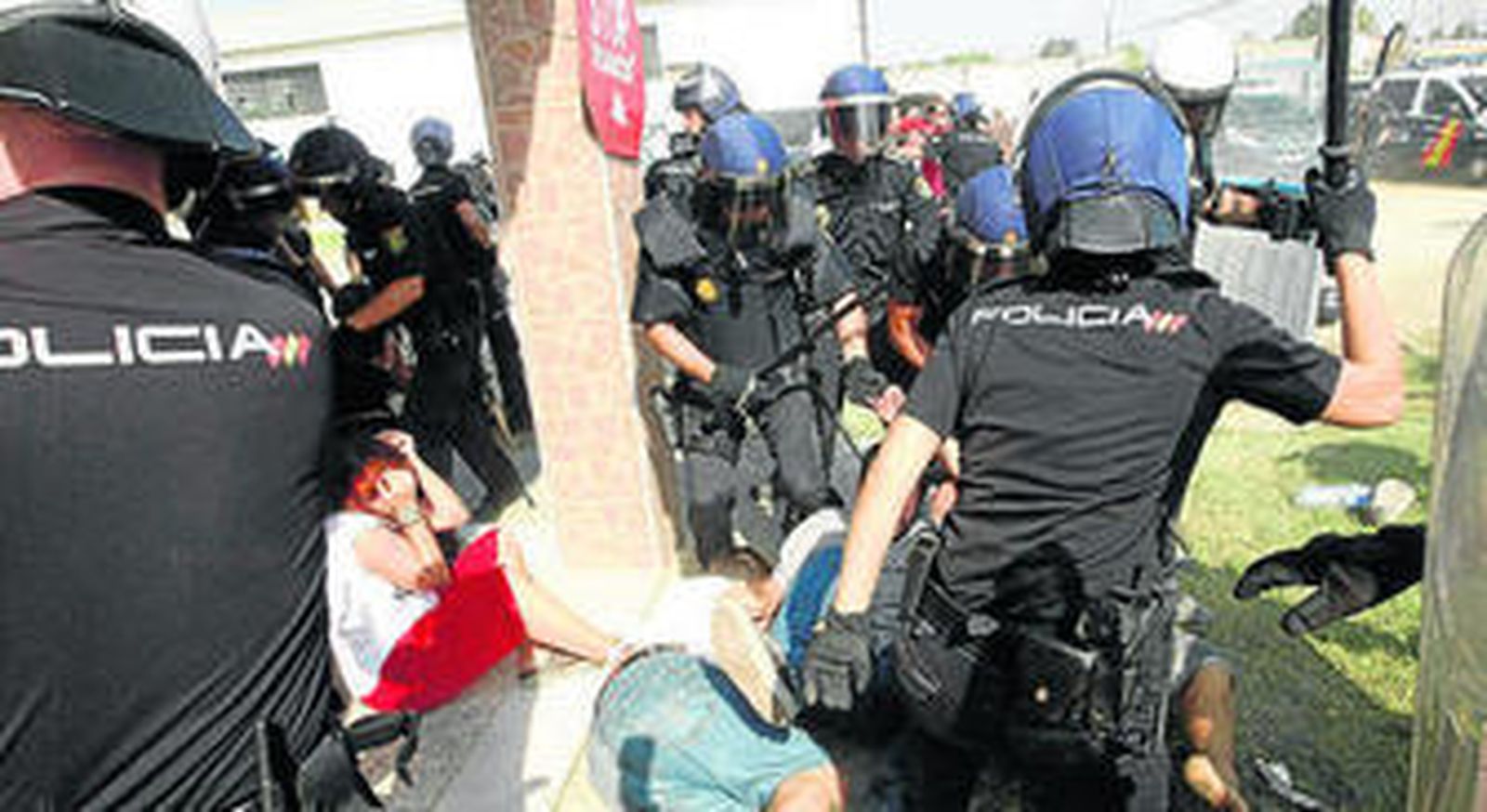 Antidisturbios y miembros del 15-M, el viernes en Caulina.