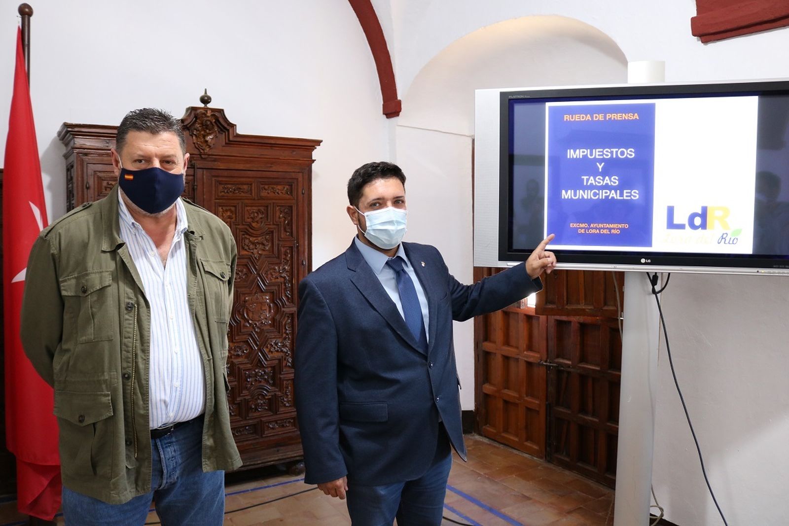 El edil del PP, Eloy Tarno, junto al alcalde, Antonio Enamorado, anunciando el pasado octubre la congelación de impuestos y tasas en Lora para 2021.