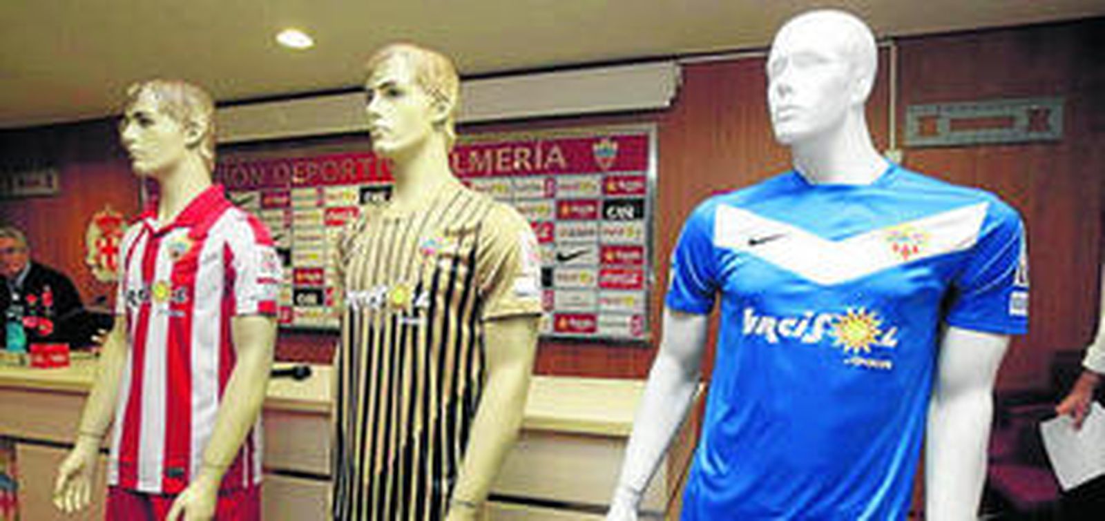 Las equipaciones en la sala de prensa del club.