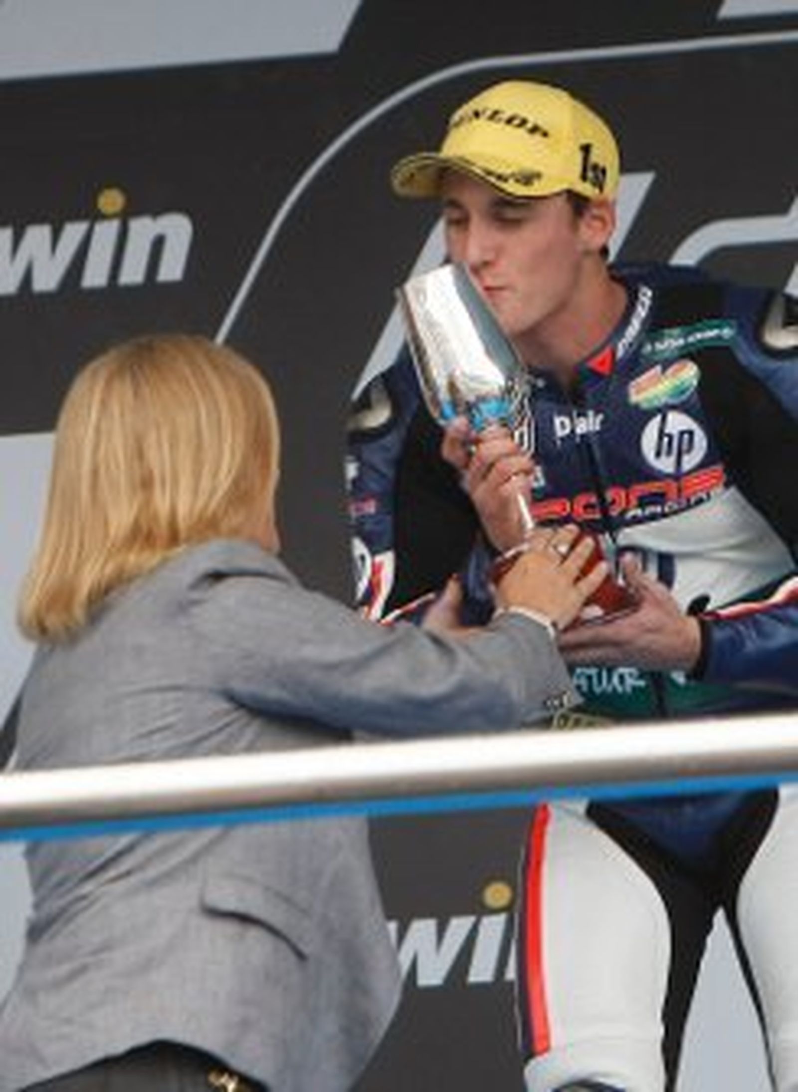 El dios de la lluvia sonríe a Espargaró