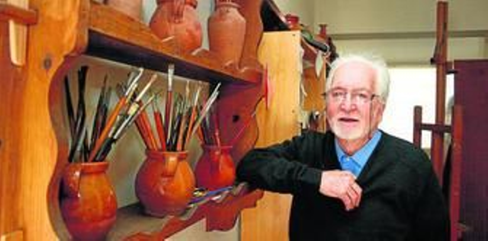 José Guevara posa en su estudio en el edificio de El Punto en 2009, año en el que recibió la Medalla de Oro de la Diputación de Huelva.