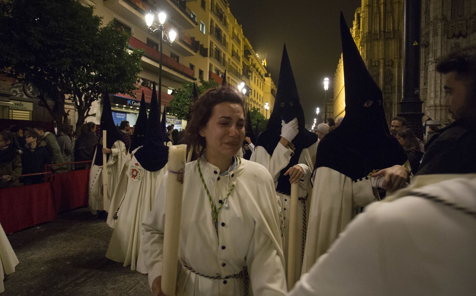 Nerviosismo entre los nazarenos durante la Madrugada.