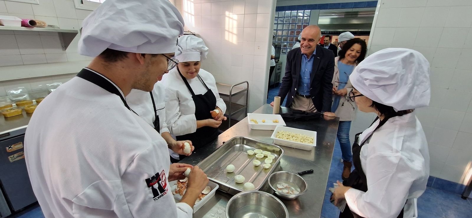 Muñoz durante su visita a la escuela de hostelería de Torreblanca.