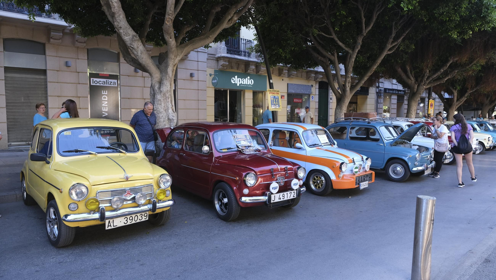 La exposición de Seat 600 y Mini Cooper en la Feria de Almería, en imágenes