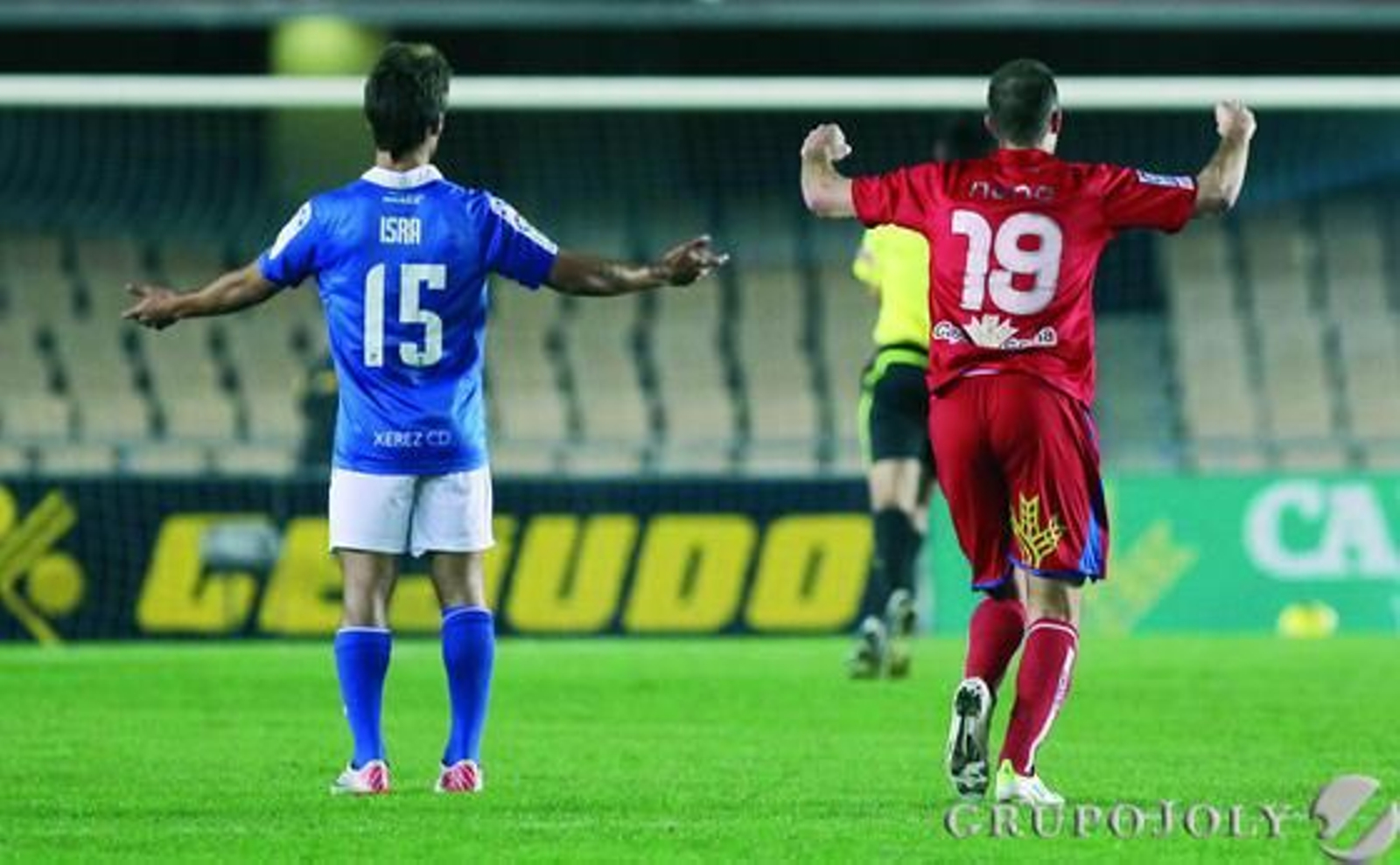Nano celebra el triunfo sobre el césped. 

Foto: Miguel Angel Gonzalez