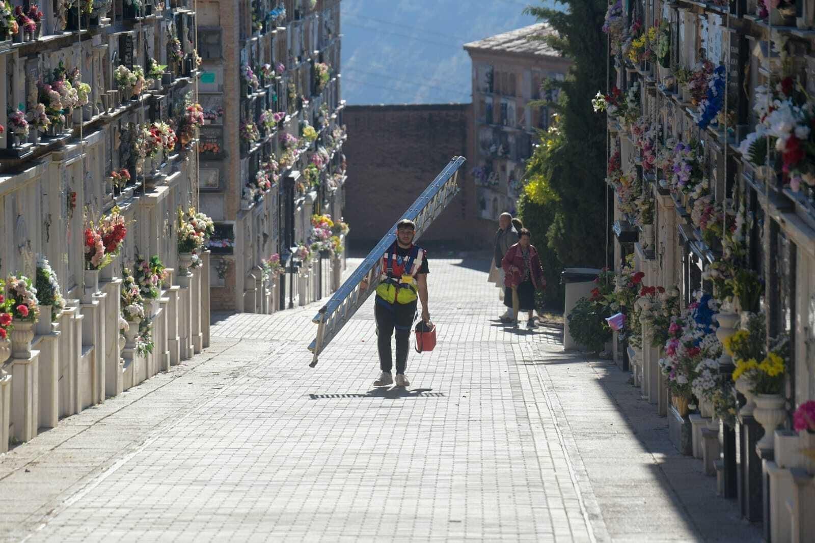 Las imágenes del Día de Todos los Santos en el cementerio de Granada