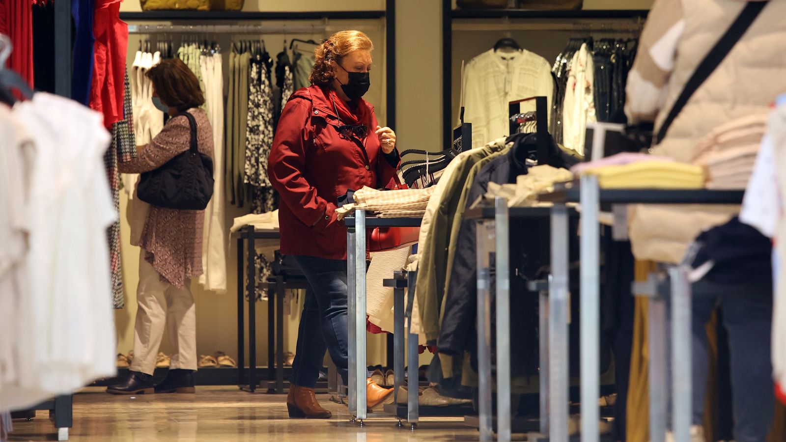 Mujeres con mascarillas en el interior de un comercio tras el fin de la obligatoriedad de su uso.